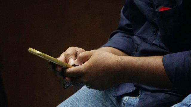 Ilustrasi menggunakan handphone untuk transfer pulsa. Foto: Fanny Kusumawardhani/kumparan