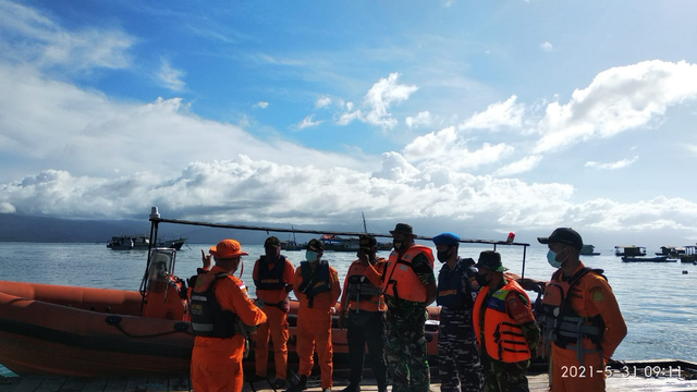 Hari ketiga pencarian Dedi Hidayat, korban hilang kapal KM Karya Indah di perairan Kepulauan Sula, Maluku Utara. Foto: Basarnas