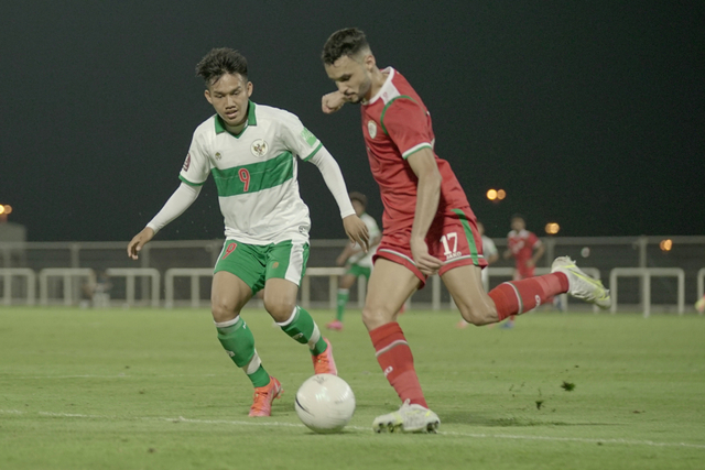 Pemain Timnas Indonesia Witan Sulaeman (kiri) membayangi pemain Timnas Oman dalam pertandingan uji coba di The Sevens Stadium, Dubai, Uni Emirat Arab, Sabtu (29/5).  Foto: Humas PSSI/HO/ANTARA FOTO
