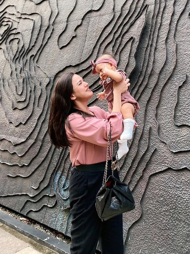 Alice Norin dan anak keduanya. Foto: Instagram/@alicenorin