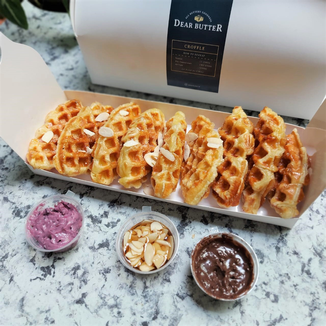 Croffle Dear Butter dengan tiga saus blueberry cream cheese, almond maple, dan choco crunch Foto: Azalia Amadea/Kumparan