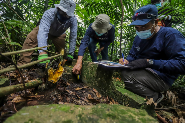 Tim Disbudpar Kota Batam saat menelusuri jejak peninggalan Markas Belanda di Pulau Boyan, Batam. Foto: Milyawati/kepripedia.com