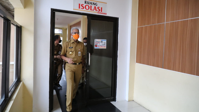 Gubernur Jawa Tengah Ganjar Pranowo melakukan pengecekan penanganan Covid-19 di RSUD Dr Loekmono Hadi, Kudus, Senin (31/5). Foto: Pemprov Jateng