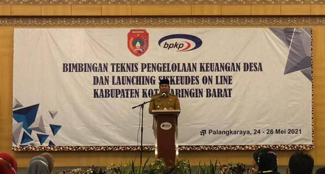 Wakil Bupati Kobar, Ahmdi Riansyah saat sambutan Bimtek di Palangka Raya. Foto: PROKOM.
