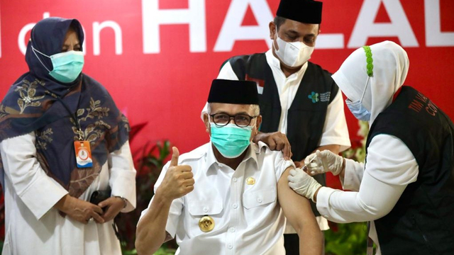 Gubernur Aceh Nova Iriansyah saat menerima vaksin COVID019 dosis kedua di RSUDZA Banda Aceh, Jumat (29/1). Foto: Dok. acehkini