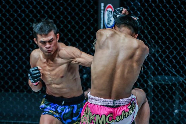 Saemapetch Fairtex (kiri) melayangkan pukulan kiri keras yang memberinya kemenangan cepat di ONE: FULL BLAST pada Jumat, 28, Mei silam. Foto: ONE Championship