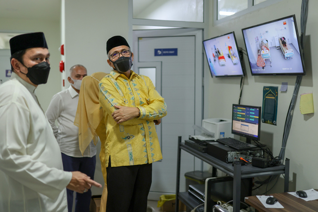 Gubernur Aceh Nova Iriansyah (baju kuning) saat berkunjung ke RSUDZA untuk memantau kondisi pasien COVID-19 melalui layar minitor, Kamis (13/5/2021). Foto: Abdul Hadi/acehkini