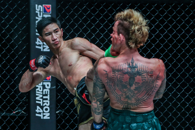 Tawanchai Pk. Saenchai Muaythaigym melayangkan tendangan yang mengakhiri laga dengan Sean Clancy pada 15 Mei silam. Foto: ONE Championship