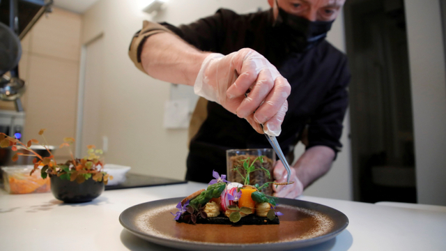 Restoran di Prancis Sajikan Makanan Berbahan Dasar Cacing. Foto: Sarah Meysonnier/Reuters