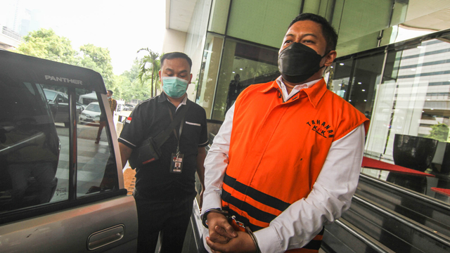 Tersangka AKP Stepanus Robin Pattuju menuju ke mobil usai sidang putusan Majelis Etik Dewas KPK di Gedung Pusat Edukasi Antikorupsi KPK, Jakarta, Senin (31/5/2021). Foto: Asprilla Dwi Adha/ANTARA FOTO