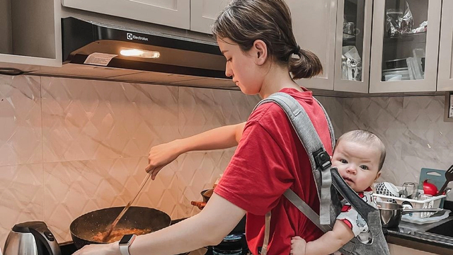 Kimberly Ryder menggendong anaknya, Aisyah. Foto: Instagram/@kimbrlyryder