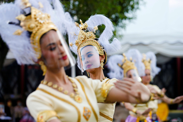 Tarian untuk menyambut dua artefak kuno yang diyakini telah dicuri dari Thailand sekitar 60 tahun lalu. Foto: Soe Zeya Tun/Reuters