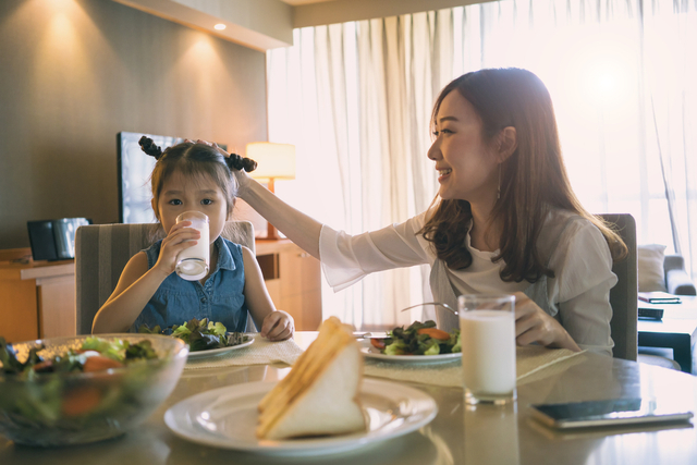 Susu menjadi salah satu komponen penting untuk melengkapi kebutuhan nutrisi keluarga. Foto: Shutterstock
