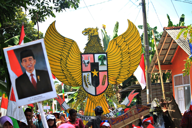 Pancasila ditengah keberagaman. Photo by Mufid Majnun "https://images.unsplash.com/photo-1619918456628-e9180a6d7916?ixid=MnwxMjA3fDB8MHxwaG90by1wYWdlfHx8fGVufDB8fHx8&ixlib=rb-1.2.1&auto=format&fit=crop&w=750&q=80" 