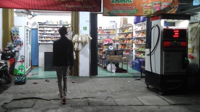 Toko kelontong yang dikelola oleh orang-orang Madura memiliki ciri unik yakni selalu ada pom mini di depan tokonya. Foto: Agam Rasyid