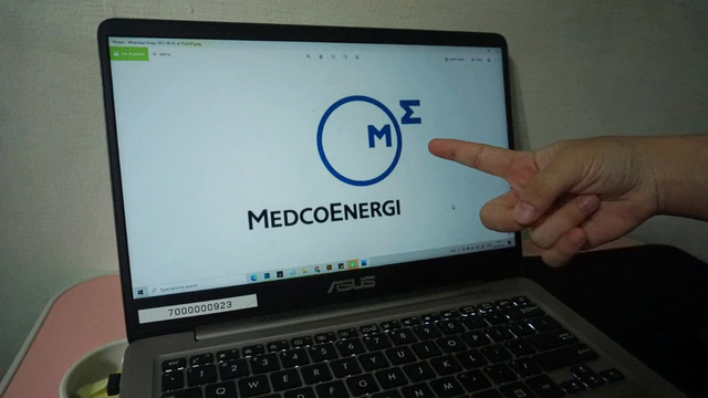 Ilustrasi orang menunjuk logo Medco Energi. Foto: kumparan