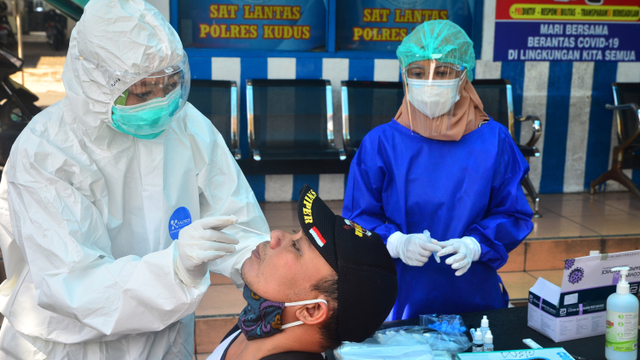 Warga mengikuti rapid test antigen gratis di Alun-alun simpang tujuh, Kudus, Jawa Tengah, Sabtu (29/5).  Foto: Yusuf Nugroho/ANTARA FOTO