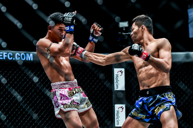 Saemapetch Fairtex melayangkan pukulan keras dalam laga puncak di ONE: FULL BLAST. Foto: ONE Championship