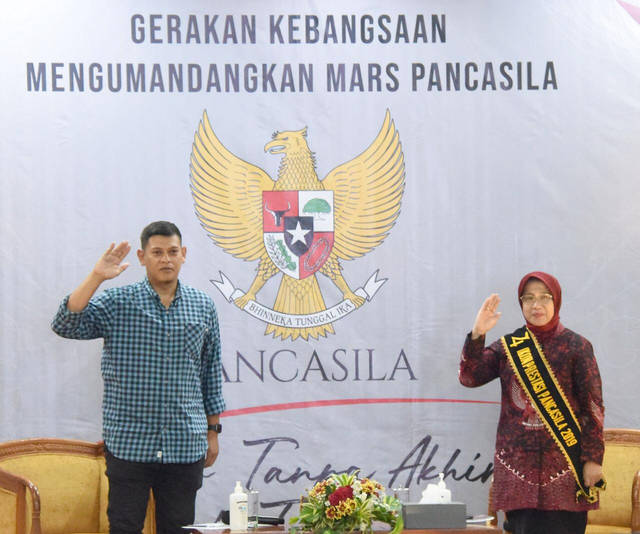 Wali Kota Kediri, Abdullah Abu Bakar saat memberikan salam Pancasila atau Kebangsaan dalam acara Gerakan Kebangsaan Mengumandangkan Mars Pancasila. Foto: Rino Hayyu Setyo.