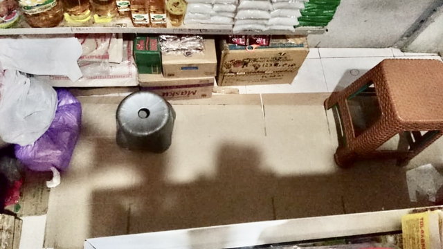 Tempat tidur para penjaga toko Madura, beralas seadanya; kardus yang kalau mau tidur baru digelar kasur tipis gulung. Foto: Widi Erha Pradana