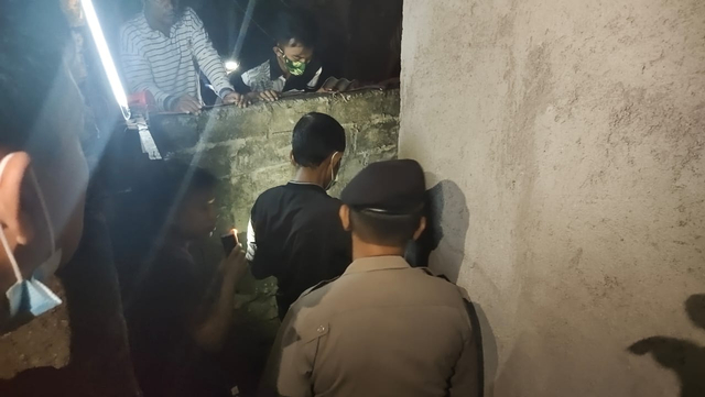 Polisi melakukan evakuasi terhadap warga Jebres, Solo yang bunuh diri