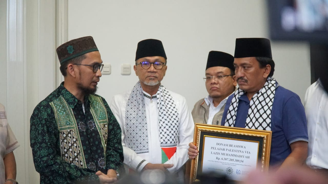 PAN menyerahkan donasi Rp 3,7 M untuk Palestina melalui Ustadz Adi Hidayat (UAH). Foto: Dok. PAN