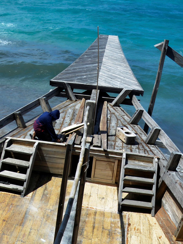Pekerja menyelesaikan pembuatan kapal phinisi di Kecamatan Bonto Bahari, Kabupaten Bulukumba, Sulawesi Selatan Foto: Abriawan Abhe/Antara Foto