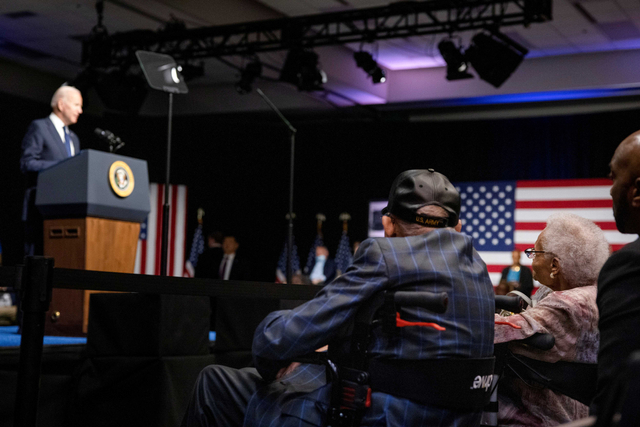 Presiden AS Joe Biden berpidato saat peringatan seratus tahun pembantaian ras Tulsa di Pusat Kebudayaan Greenwood di Tulsa, Oklahoma, AS. Foto: Carlos Barria/Reuters