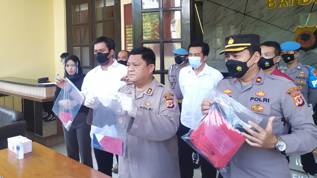 Konferensi pers kasus pembunuhan pemilik toko plastik, Sulaeman, di Kecamatan Astana Anyar, Kota Bandung di Mapolrestabes Bandung, Rabu (2/6). Foto: Rachmadi Rasyad/kumparan