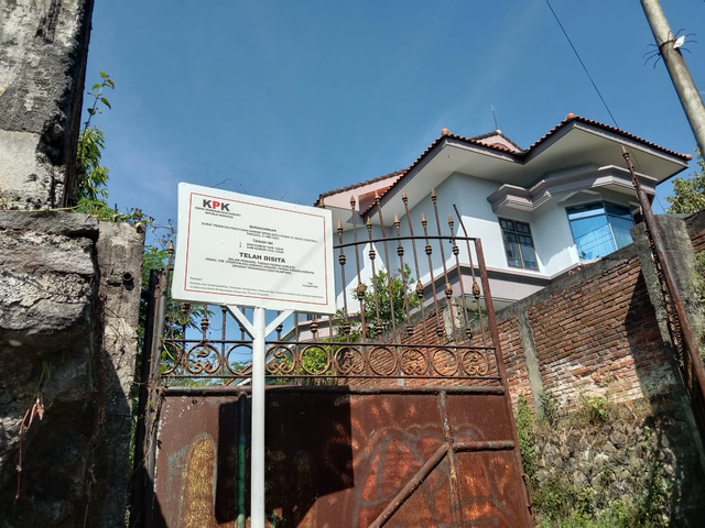 Papan penyitaan lahan yang dipasang KPK di Jalan Sultan Agung, Kota Batu. Foto: Sholeh.
