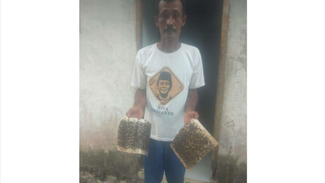 Warga Tanjung Banun, Sembulang menunjukkan lalat yang terperangkap dalam jebakan. (Foto: ist)