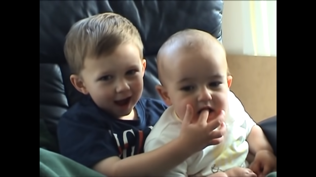 Charlie Bit My Finger dok YouTube