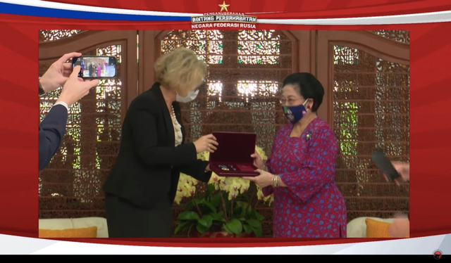 Megawati menerima Bintang Persahabatan dari Dubes Rusia untuk RI, Lyudmila Vorobieva di kediamannya, Jalan Teuku Umar, Jakarta, Rabu (2/6). Foto: Dok. Istimewa