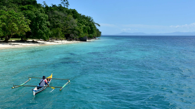 Warga menggunakan perahu semang di perairan Desa Liang Kabupaten Maluku Tengah, Provinsi Maluku, Selasa (1/6/2021).  Foto: FB Anggoro/ANTARA FOTO