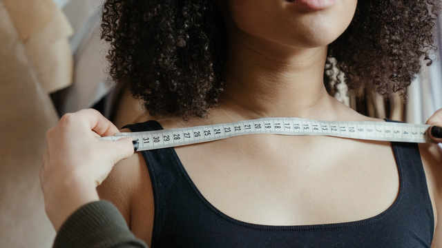 Ilustrasi cara mengukur lingkar dada. (Dok. Pexels/cottonbro)