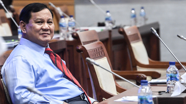 Menhan Prabowo Subianto bersiap mengikuti rapat kerja dengan Komisi I DPR, Rabu (2/6). Foto: Muhammad Adimaja/ANTARA FOTO
