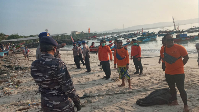Tim SAR Gabungan bersiap untuk melakukan pencarian terhadap 3 nelayan yang hilang di Perairan Batu Bodas Kab. Pangandaran (2/6). Foto: Dok. Kantor SAR Bandung