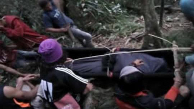 Pendaki asal Jakarta Tewas di Gunung Latimojong, Enrekang, Sulawesi Selatan, dievakuasi oleh warga sekitar, Rabu (2/6). Foto: Dok. Istimewa
