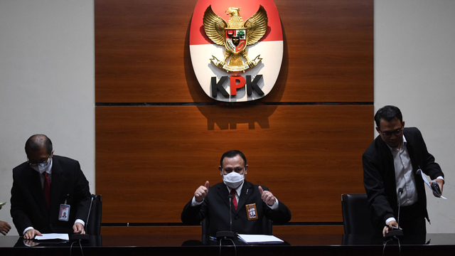 Ketua KPK Firli Bahuri (tengah) mengacungkan jempol usai memberikan keterangan terkait pelantikan pegawai KPK menjadi ASN di gedung KPK, Jakarta, Selasa (1/6/2021). Foto: Akbar Nugroho Gumay/ANTARA FOTO