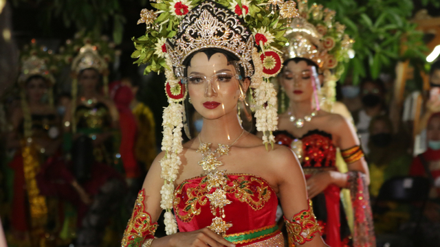 Model mengenakan busana pengantin pada Festival Pengantin Osing di Banyuwangi, Jawa Timur, Rabu (2/6/2021). Foto: Budi Candra Setya/ANTARA FOTO