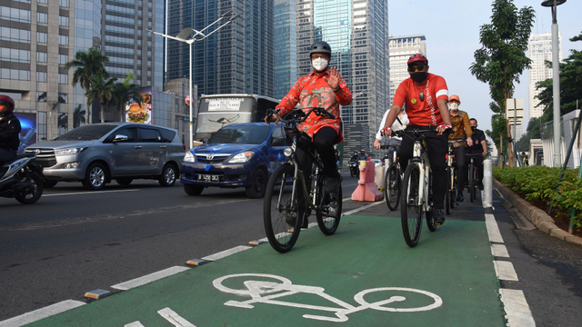 Gubernur DKI Jakarta Anies Baswedan (kiri) bersepeda saat berangkat kerja menuju kantornya di Jakarta, Kamis (3/6/2021). Foto: Indrianto Eko Suwarso/ANTARA FOTO