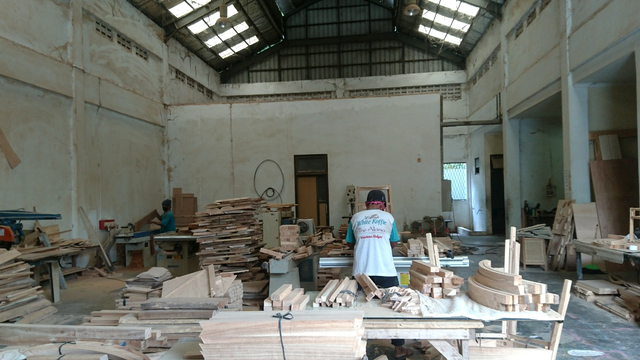 Kesibukan Anton dan Sumarto workshop Yayasan Penyandang Cacat Mandiri, di Bantul, DIY, Sabtu (29/5). Foto: Widi Erha Pradana
