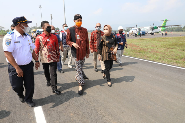 Dihadiri oleh Gubernur Jawa Tengah (Jateng) Ganjar Pranowo dan pejabat lainnya, momen pendaratan bagi penerbangan komersial pertama di Bandara Purbalingga berhasil dilakukan. Foto: Pemerintahan Provinsi Jawa Tengah.