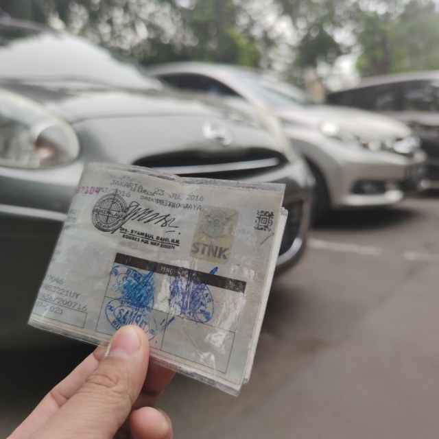Ilustrasi STNK kendaraan bermotor. (Foto: Ghulam Muhammad Nayazri/Kumparan)