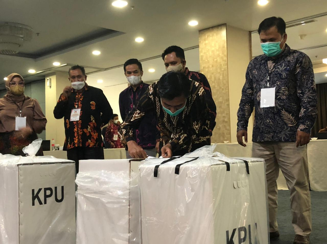 Perhitungan hasil PSU oleh KPU Jambi. (Foto: Jambikita.id)