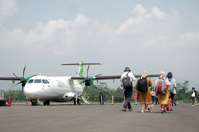 Sejumlah penumpang menaiki pesawat ATR 72-600 milik maskapai penerbangan Citilink di Bandara Jenderal Besar Soedirman (JBS), Purbalingga, Jawa Tengah, Kamis (3/6). Foto: Idhad Zakaria/ANTARA FOTO