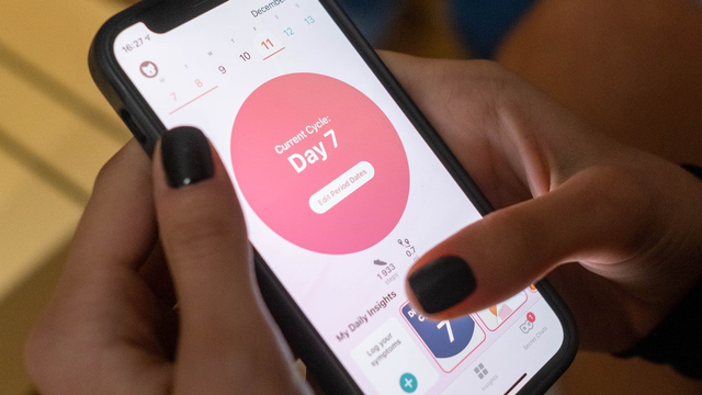 Ilustrasi cara menghitung siklus menstruasi di HP. (Dok. Pexels/cottonbro)