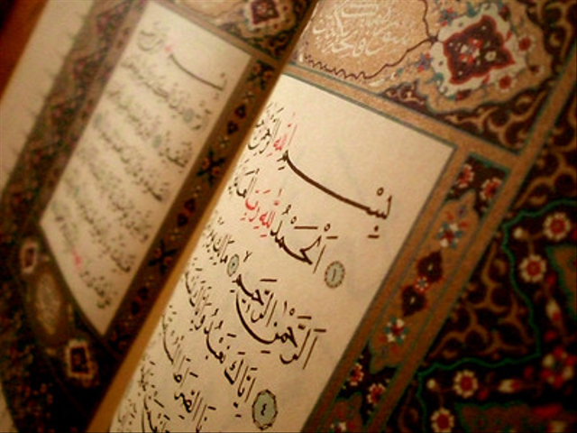 Ayat-ayat suci Al-Qur'an. https://www.flickr.com/
