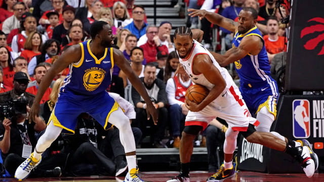 Kawhi Leonard berduel melawan Draymond Green dan Andre Iguodala di final NBA 2018/19. Foto: Kyle Terada-USA TODAY Sports/REUTERS