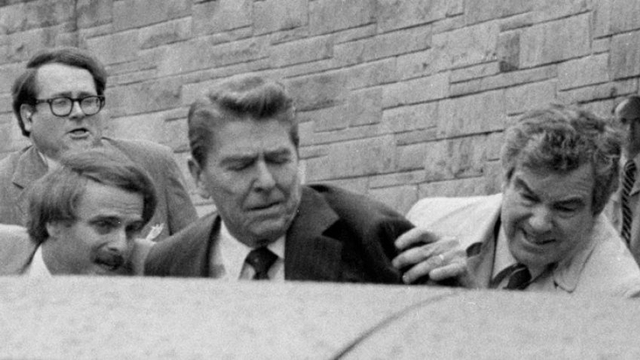 Potret trage percobaan pembunuhan yang dialami Ronald Reagan (tengah). 